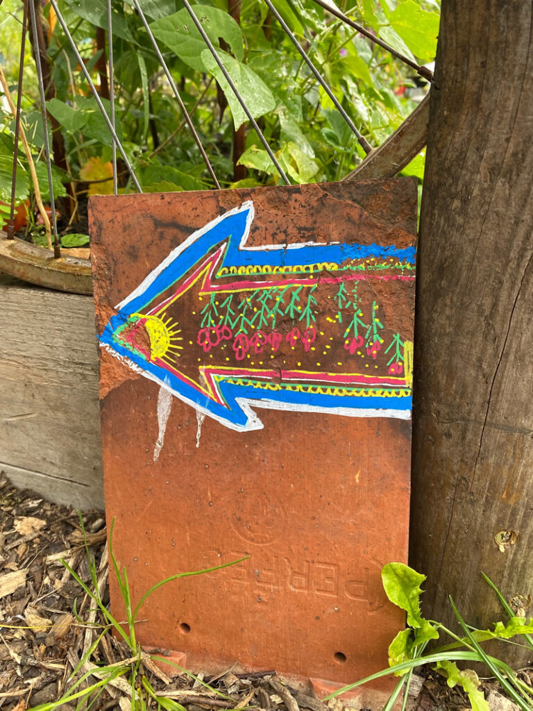Decorative arrow painted on a roof tile